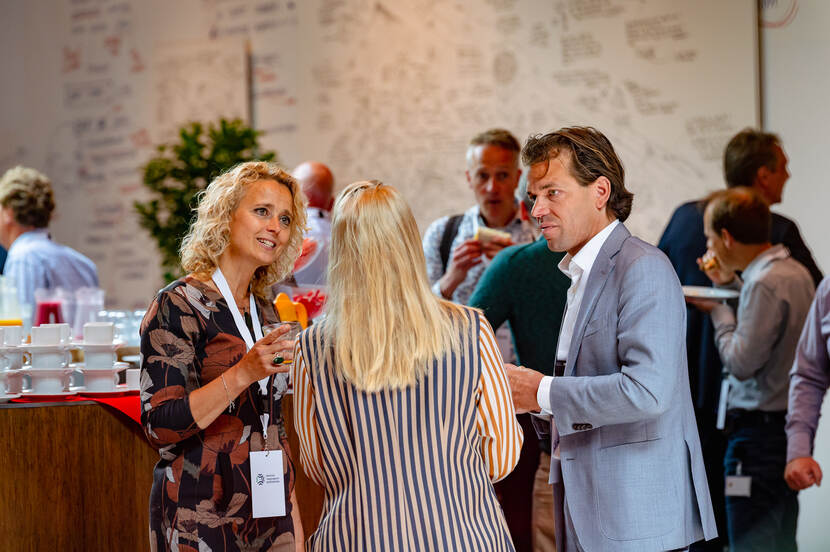 Deelnemers aan het netwerken tijdens de NTM bijeenkomst Aan de slag met Real Time Verkeersinformatie