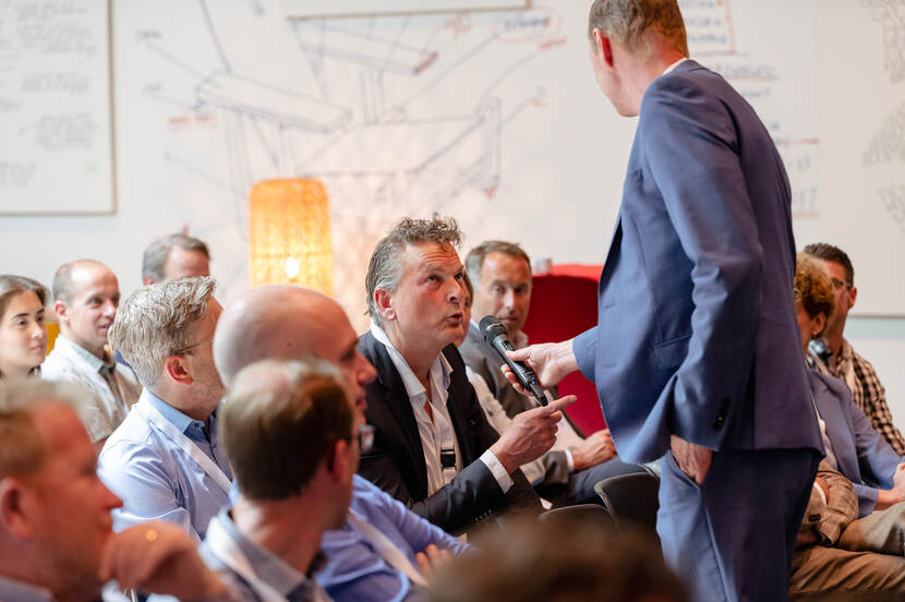 John Pommer (voorzitter van het CROW) in gesprek met Jan-Jaap van Dijke (NTM)
