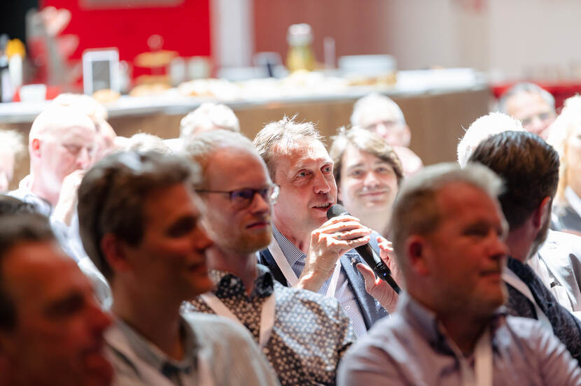 Bijeenkomst RTTI NTM, mensen die luisteren naar de presentatie
