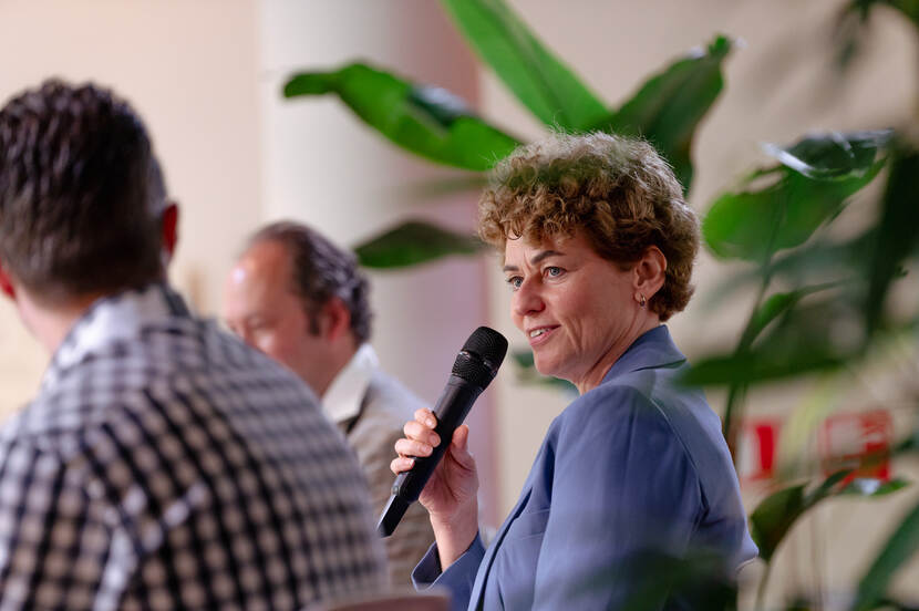 Bijeenkomst RTTI NTM, Carolien Mazal spreekt voor een groep