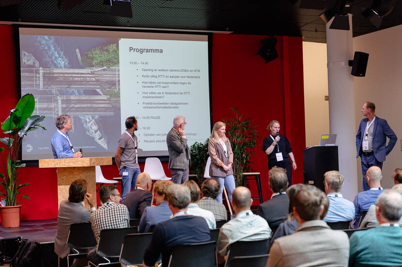 Bijeenkomst RTTI op 1 juni, het team van NTM op het podium. 