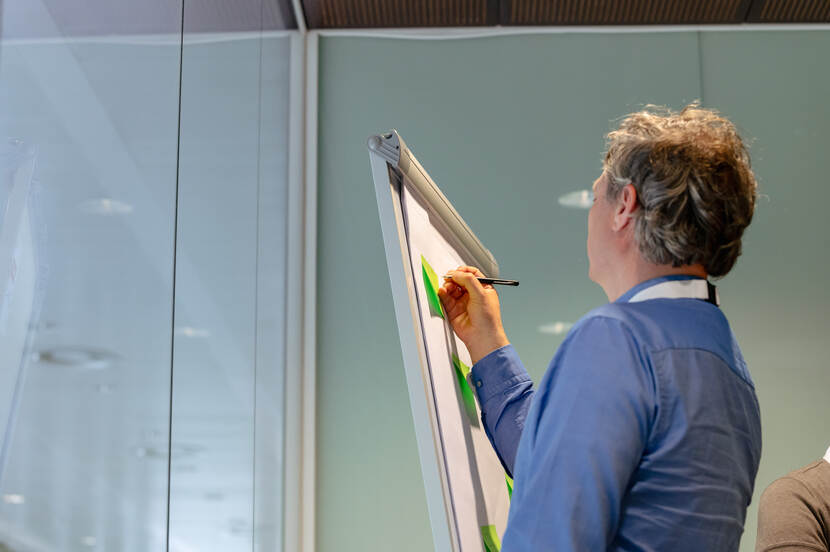 Bijeenkomst RTTI NTM, brainstormsessie waar 1 persoon de ideeën opschrijft op een bord