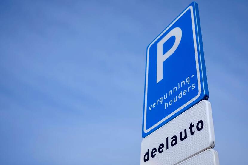 Bord dat een parkeerplek voor een deelauto aangeeft